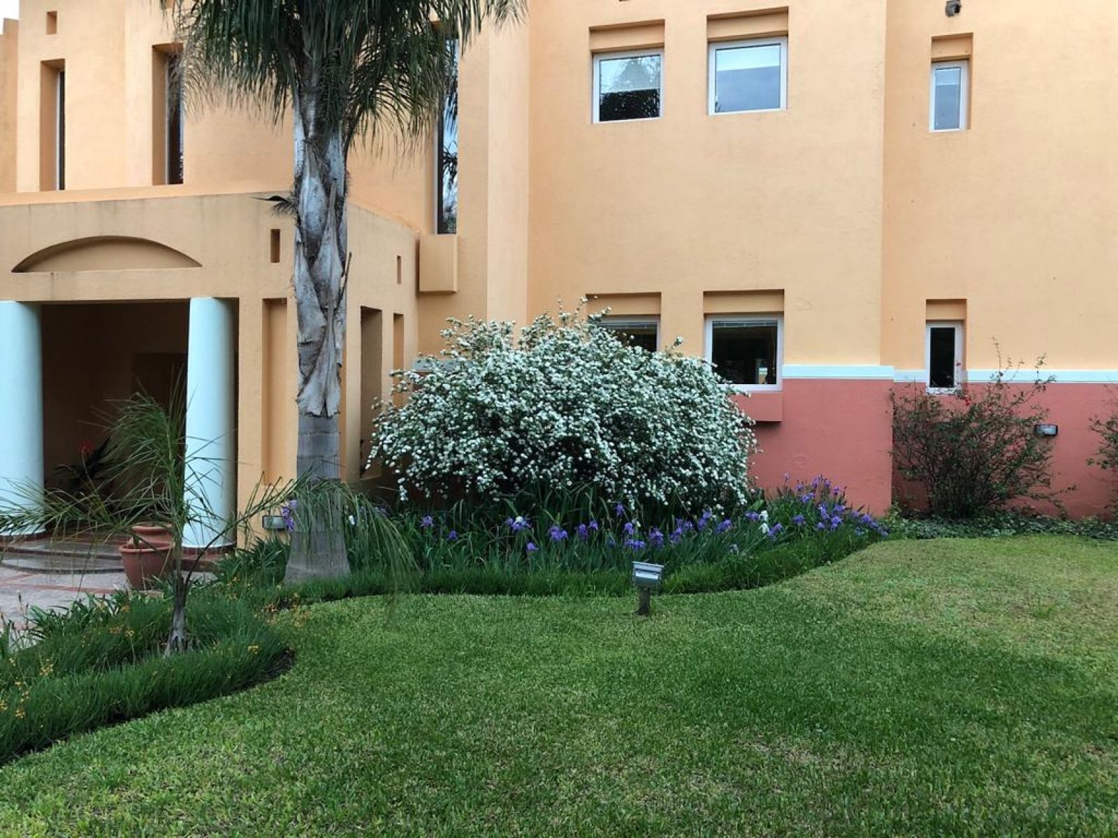 EL BOSQUE CASA EN VENTA  5 DORMITORIOS