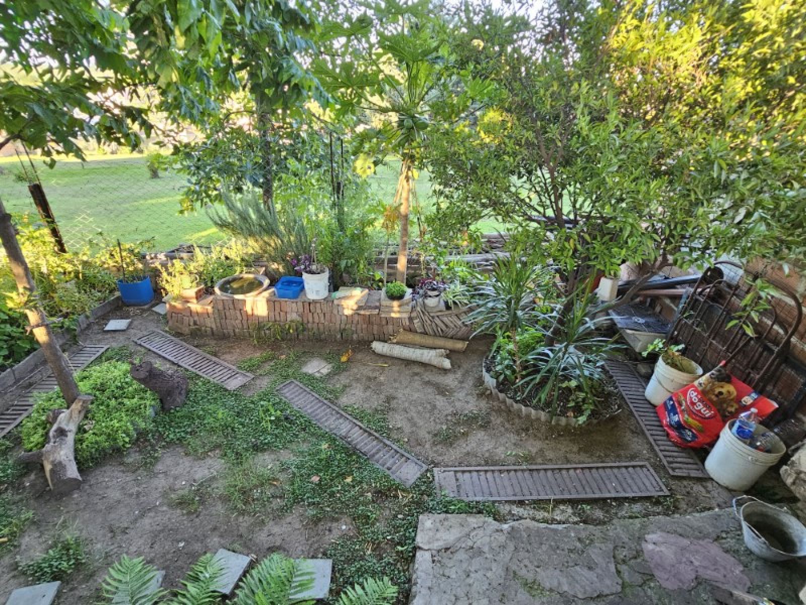 Casa de dos dormitorios, un baño, cochera y patio