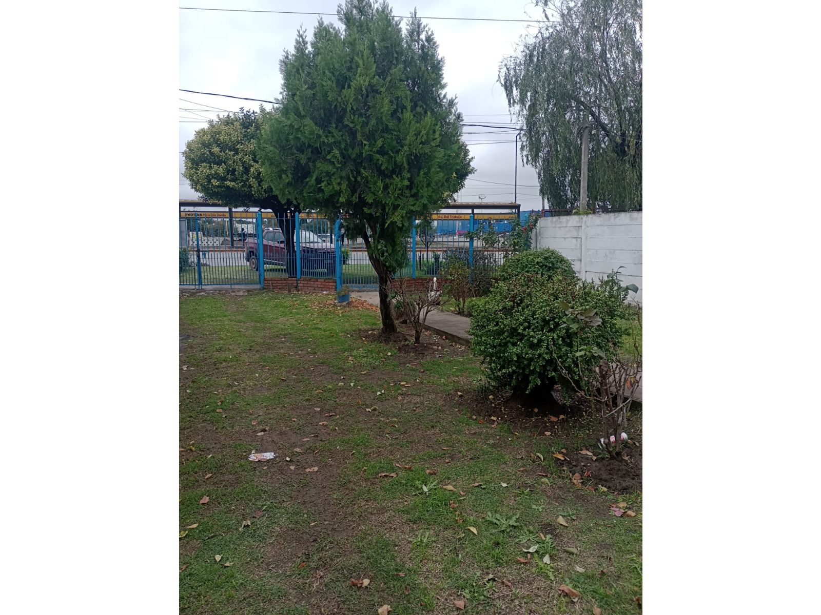 OPORTUNIDAD LOTE CON CASA EN FRENTE DEL CARREFOUR DE FCIO.VARELA